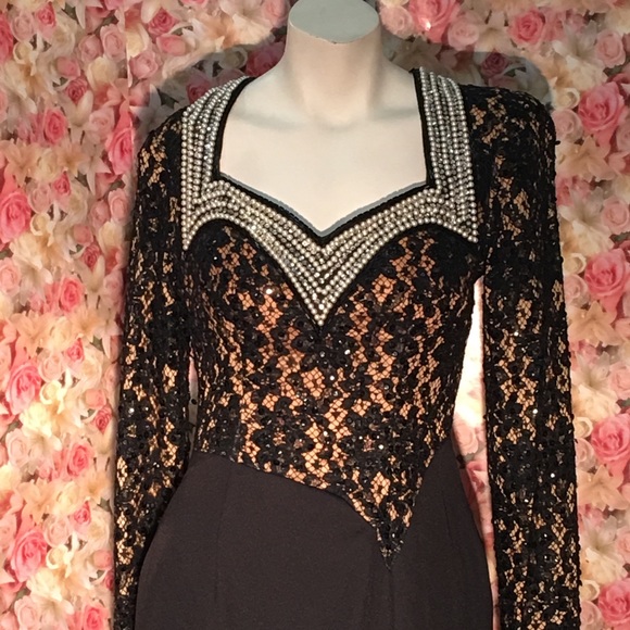 Gorgeous black evening dress.  V-neck pearls. - Picture 3 of 8